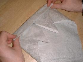rabattre le haut du pliage sur 2 cm de hauteur, puis retourner