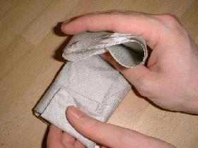 vous obtenez ensuite une longue bande avec une extréité pointue. Prendre l'extrémitéet la replier vers l'avant