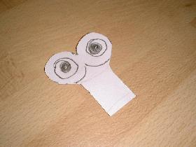 découper dans le carton les yeux du lapin