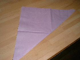plier la serviette en 2 afin d'obtenir un triangle
