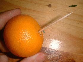 prendre une clémentine et y piquer un cure dent en bois