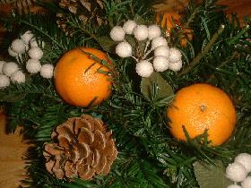  et piquer des petits bouquets de boules blanches pour trancher avec l'orange et le vert<br /> Vous pouvez ajouter  également un ruban dans les tons orangés ...