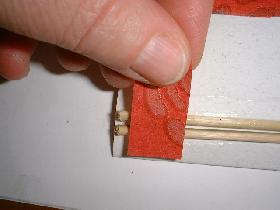 découper un petit rectangle (1cm x 2cm) et coller pour fixer les brochettes
