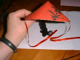 agrafer un ruban rouge de 23cm de chaque coté
