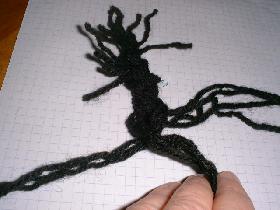 faire une tresse avec 9 ou 12 brins de laine de 30cm