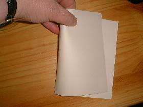 découper la feuille blanche en 2</p> <p>plier en 2