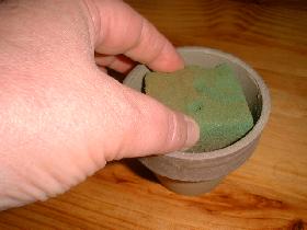 couper un cube de mousse et l'enfoncer dans le pot