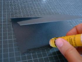 encoller les bords de la carte pour créer une pochette dans laquelle vous pourrez glisser la carte blanche
