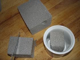 découper des  petits carrés de mousse florale <p>en remplir les pots