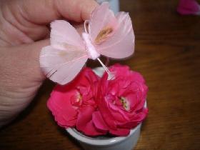 ajouter le papillon et incliner la tige pour donner l'impression qu'il va se poser sur la rose