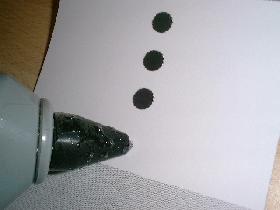 mettre un point de colle au pistolet à colle