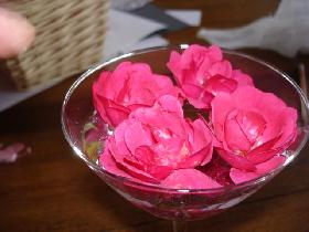 disposer les roses en leur laissant 1cm de tige pour qu'elles restent en surface