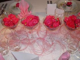 aligner les verres au centre de la table et entourer les de sisal rose