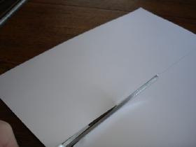 découper un rectangle de 29,7 cm x 13,5 cm ( qui correspond au diamètre du napperon papier + 1/2 cm )