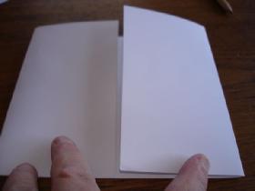 à 7,4 cm de chaque côté, plier