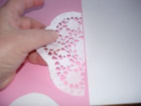 coller les 2 morceaux de dentelle de papier sur le bristol