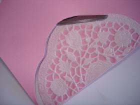 puis découper l'ensemble (en suivant la limite de la dentelle)