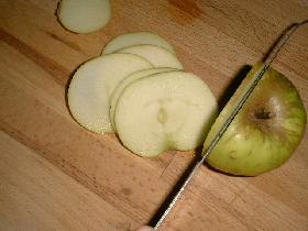 couper la pomme en rondelles de 0,5 cm d'épaisseur