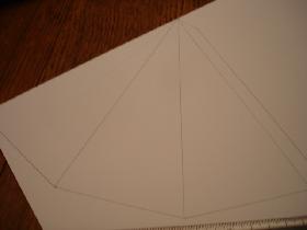 préparer le patron: sur la feuille bristol, juxtaposer 3 triangles isocèles de 8 cm de base et de 16 cm de hauteur</p> <p>ajouter une languette de 1 cm pour le collage