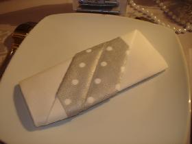 pliage-serviette-blanc-et-argent