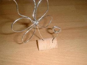 couper un bouchon de liège dans la hauteur et y piquer le porte nom et le papillon <br /> il ne vous reste plus qu'à glisser un papier portant le nom de vos invités....