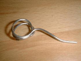 couper maintenant un morceau de fil et faire 2 boucles pour constituer le porte-nom