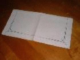 prendre une serviette carrée et la plier en deux pour avoir un rectangle