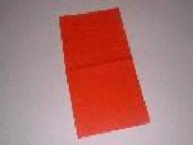 Prendre une serviette carrée et la plier en 2 pour obtenir un long rectangle