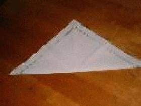Prendre une serviette carrée et la plier en 2 pour obtenir un triangle