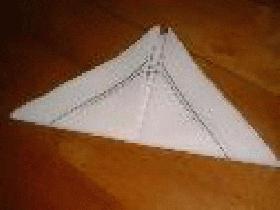 plier en deux le long de la diagonale pour obtenir un triangle