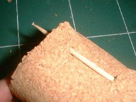puis passer un cure dent en bois dans les trous