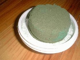 découper la mousse florale en cylindre et la placer sur un plat rond