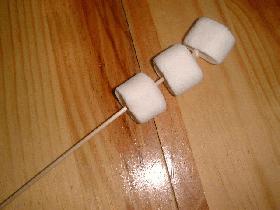 faire quelques brochettes de guimauves et les piquer dans la composition