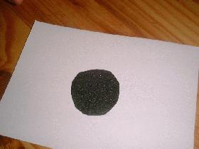 coller un rond de carton ondulé noir sur une carte 10x15cm