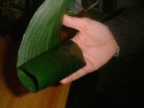  tourner la feuille autour de la main afin d'obtenir un rouleau