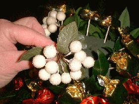 sur le dessus, piquer les 3 touffes de décorations de noel
