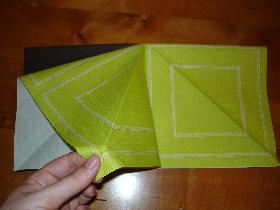 Pyramide bicolore   pliage serviette
