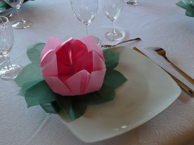 Comment Réaliser Un Pliage De Serviette En Forme De Nénuphar