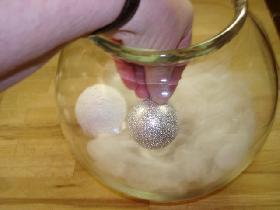 mettre de la laine mèche dans le fond du bocal ( la dédoubler pour la rendre vaporeuse ) <p>répartir les boules