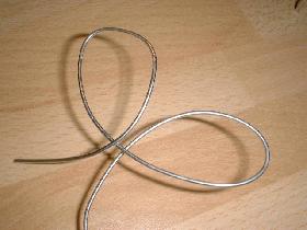  tordre le fil de fer en formant des boucles et en tournant d'un quart de tour après chaque boucle...