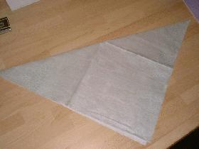 plier la serviette en deux pour former un triangle